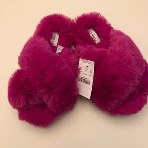 SOLD. J crew Girls’ faux-fur slippers